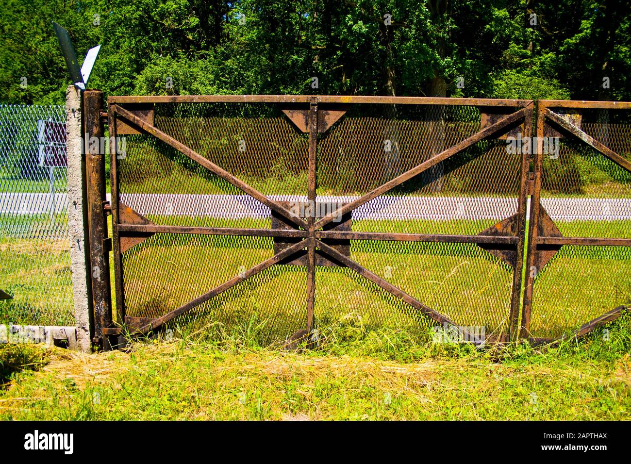 Behrungen, THÜRINGEN, DDR-DENKMAL, DEUTSCHLAND - 27. JUNI 2019 Ehemaliger Grenzzaun der innerdeutschen Grenzen DDR zu Deutschland bei Behrungen Stockfoto
