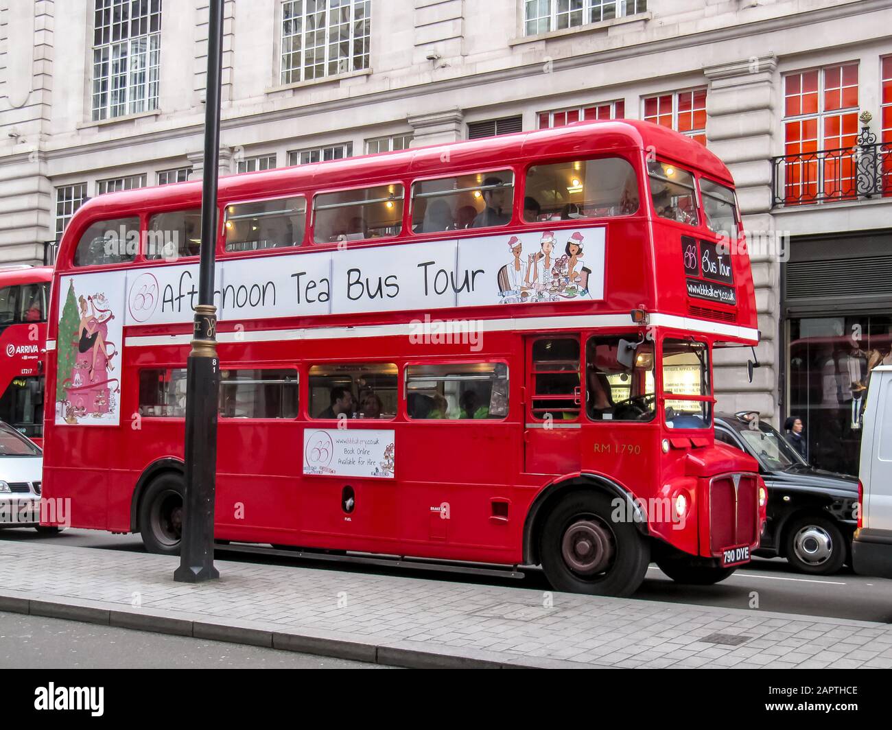 London, Großbritannien - 21. Dezember 2015 Heritage Routemaster Bus wurde von 1956 bis 2005 in London betrieben, am Tag am 21. Dezember 2051 in London, Großbritannien. Das offene Stockfoto