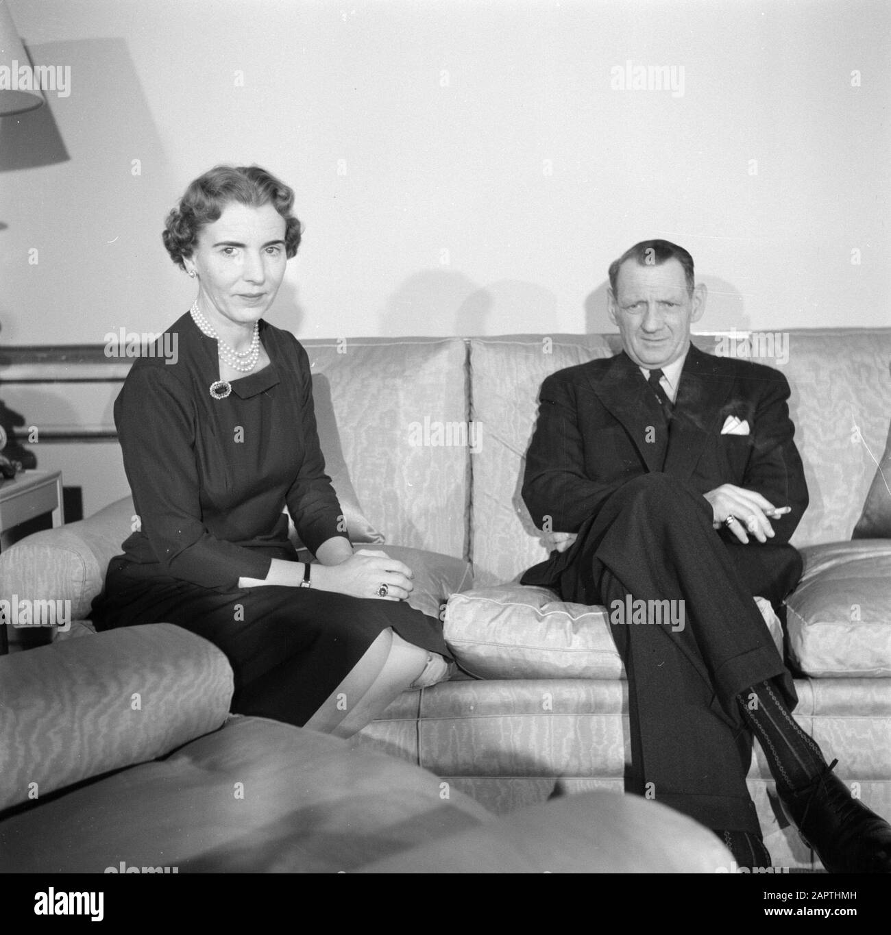 Familienfotos der dänischen Königsfamilie Das dänische Königspaar in ihrem Wohnsitz in Palast Brockdorff im Schloss Amalienborg Datum: März 1954 Ort: Dänemark, Kopenhagen Schlüsselwörter: Verheiratete Paare Innenräume, Könige, Königinnen, Möbel, Paläste, Stühle, Bänke persönlicher Name: Frederik IX (König Dänemark), Ingrid (Königin Dänemark) Stockfoto