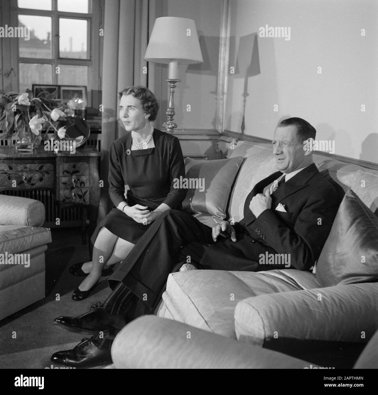 Familienfotos der dänischen Königsfamilie Das dänische Königspaar in ihrem Wohnsitz in Palast Brockdorff im Schloss Amalienborg Datum: März 1954 Ort: Dänemark, Kopenhagen Schlüsselwörter: Verheiratete Paare Innenräume, Könige, Königinnen, Möbel, Paläste, Stühle, Bänke persönlicher Name: Frederik IX (König Dänemark), Ingrid (Königin Dänemark) Stockfoto