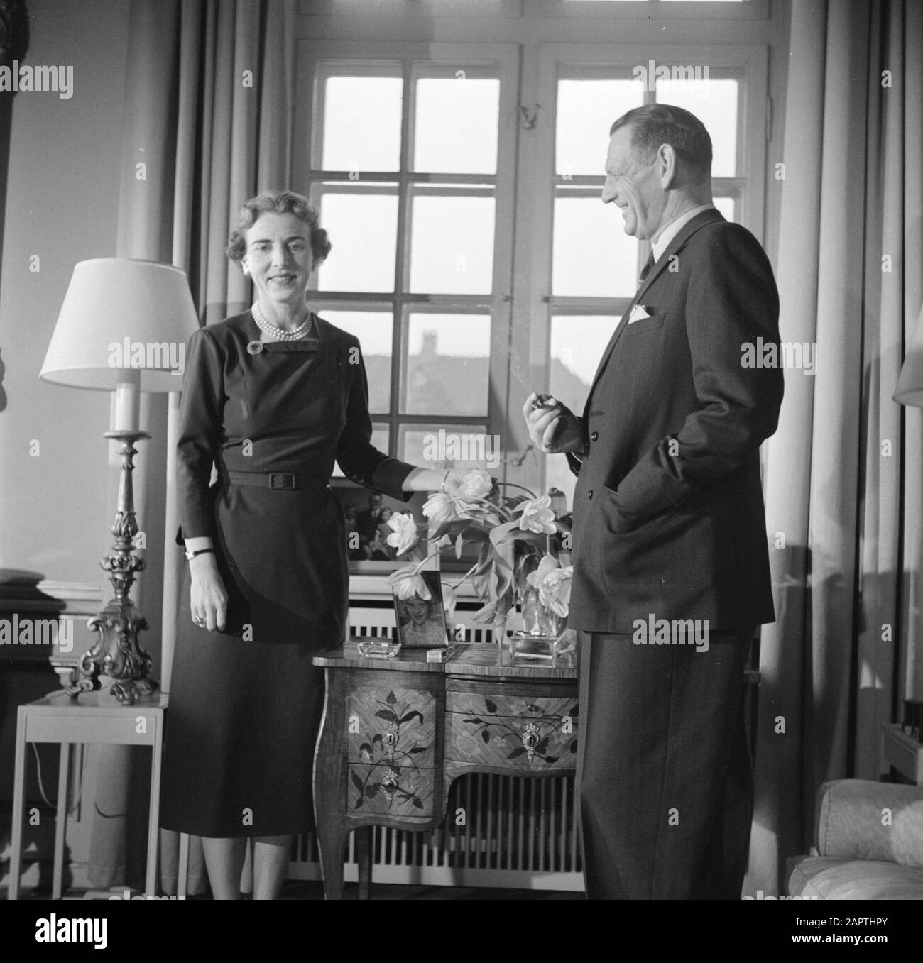Familienfotos der dänischen Königsfamilie Das dänische Königspaar in ihrem Wohnsitz in Palast Brockdorff im Schloss Amalienborg Datum: März 1954 Ort: Dänemark, Kopenhagen Schlüsselwörter: Verheiratete Paare Innenräume, Könige, Königinnen, Möbel, Paläste, Bänke persönlicher Name: Frederik IX (König Dänemark), Ingrid (Königin Dänemark) Stockfoto