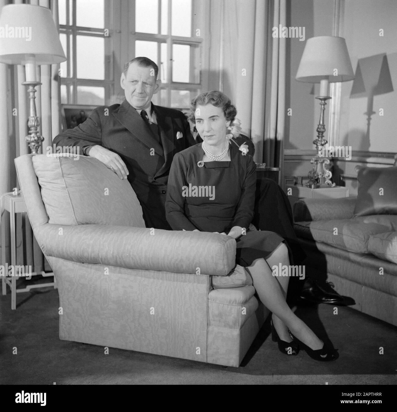 Familienfotos der dänischen Königsfamilie Das dänische Königspaar in ihrem Wohnsitz in Palast Brockdorff im Schloss Amalienborg Datum: März 1954 Ort: Dänemark, Kopenhagen Schlüsselwörter: Verheiratete Paare Innenräume, Könige, Königinnen, Möbel, Paläste, Stühle, Bänke persönlicher Name: Frederik IX (König Dänemark), Ingrid (Königin Dänemark) Stockfoto