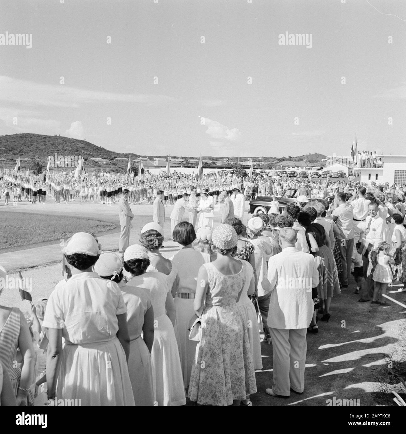 Niederländische Antillen und Suriname zum Zeitpunkt des königlichen Besuchs von Königin Juliana und Prinz Bernhard im Jahre 1955 Wird Das Königspaar in Julianadorp winkt Datum: 21. Oktober 1955 Ort: Curaçao, Julianadorp, Niederländische Antillen Schlüsselwörter: Königliche Besuche Stockfoto