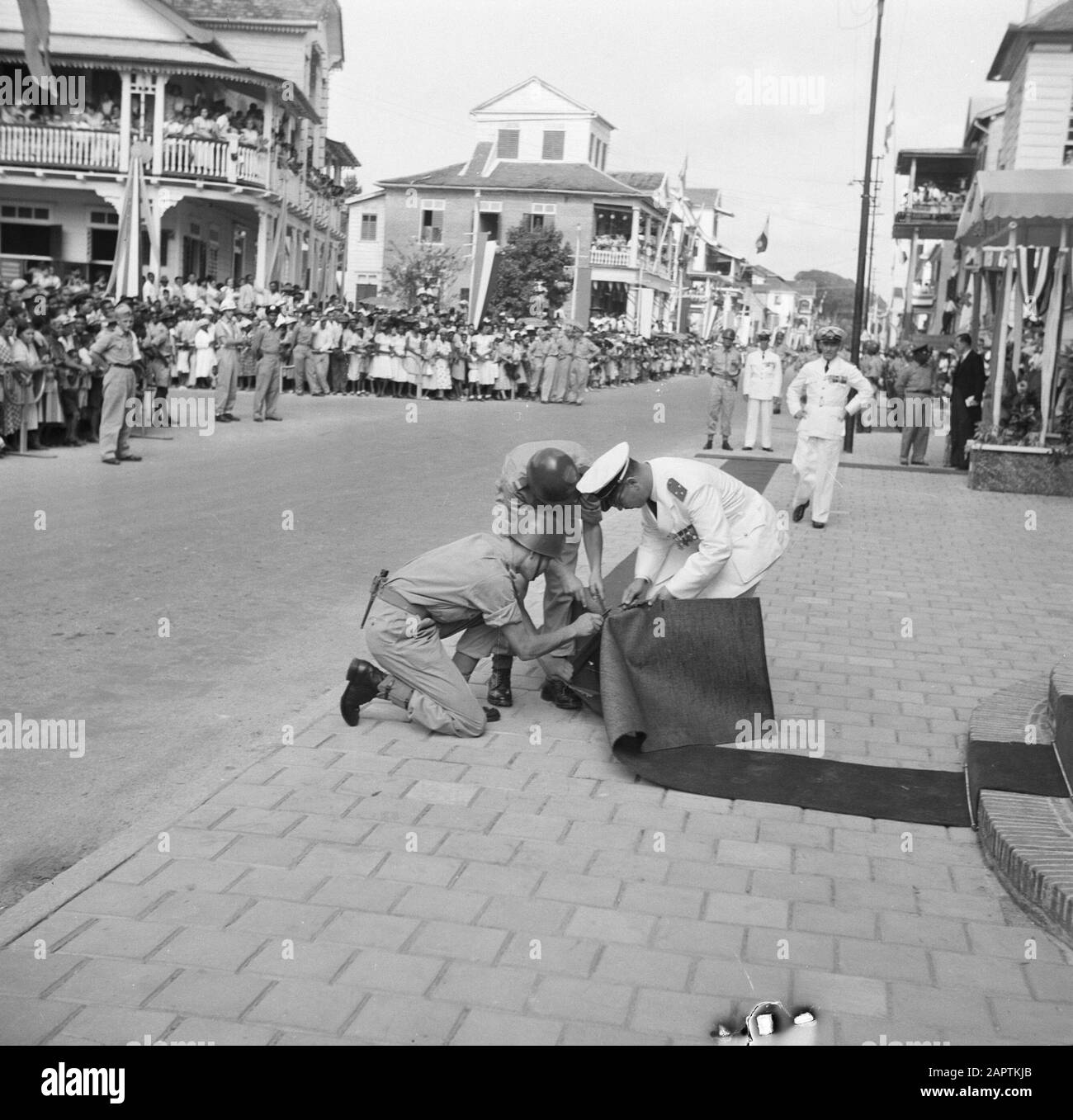 Niederländische Antillen und Suriname zum Zeitpunkt des königlichen Besuchs von Königin Juliana und Prinz Bernhard im Jahr 1955, der den roten Teppich vor dem Gebäude von Staten in Paramaribo legte Datum: 28. Oktober 1955 Ort: Paramaribo, Suriname Schlüsselwörter: Besuche, Königinnen, Stadtansichten Stockfoto