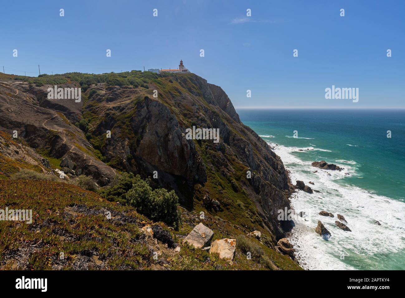Malerische Aussicht auf die zerklüftete und dramatische Küste von Cabo da Roca, dem westlichsten Punkt des europäischen Kontinents, Leuchtturm und Atlantischer Ozean in Portugal. Stockfoto