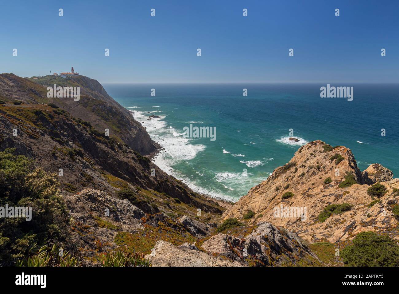 Malerischer Blick auf die zerklüftete und dramatische Küste von Cabo da Roca, dem westlichsten Punkt des europäischen Kontinents, Leuchtturm und Atlantik in Portugal. Stockfoto