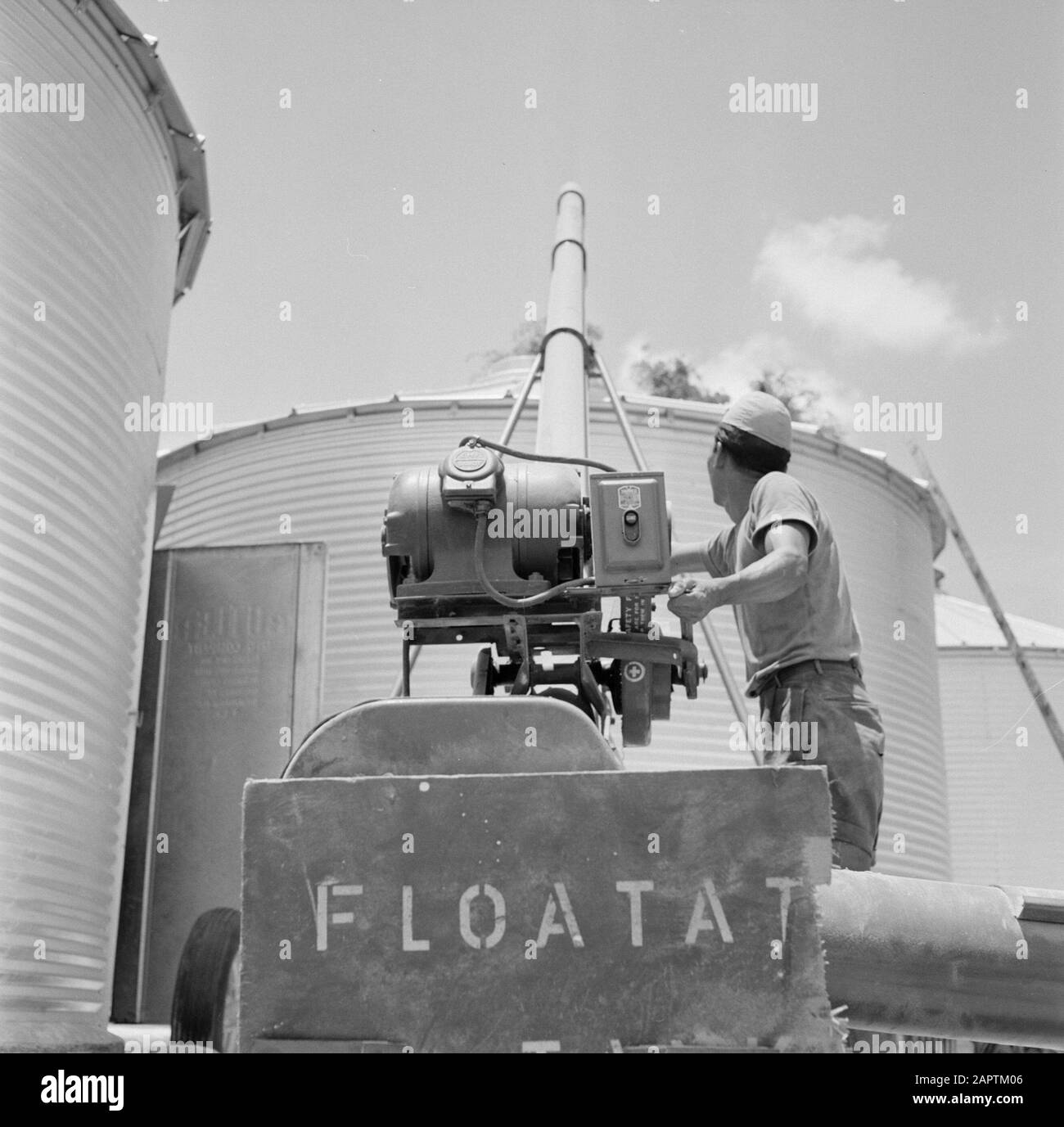 Niederländische Antillen und Suriname zum Zeitpunkt des königlichen Besuchs von Königin Juliana und Prinz Bernhard im Jahr 1955 Pumpöl (?) Datum: 1. Oktober 1955 Ort: Suriname Schlüsselwörter: Petroleum Stockfoto