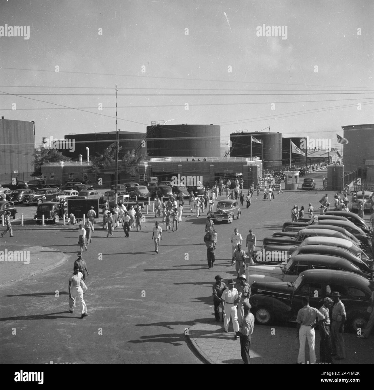 Reisen nach Suriname und zu den niederländischen Antillen Mitarbeiter verlassen die Lago Ölraffinerie in San Nicolas am Aruba Datum: 1947 Standort: Aruba, San Nicolas Schlüsselwörter: Autos, Raffinerien usw. Mitarbeiter Name Der Einrichtung: Lago Stockfoto