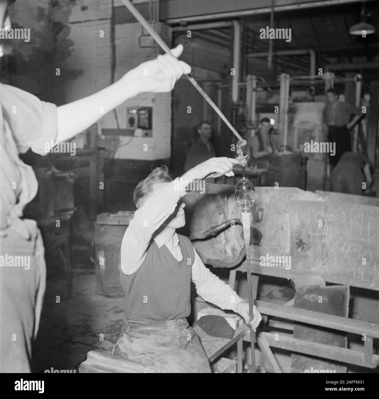 Glasfabriek Leerdam Platzieren des Stiels in der Glasfabriek Lleerdam Datum: 1937 Ort: Leerdam Stichwörter: Glasbläser, Glaskunst Stockfoto