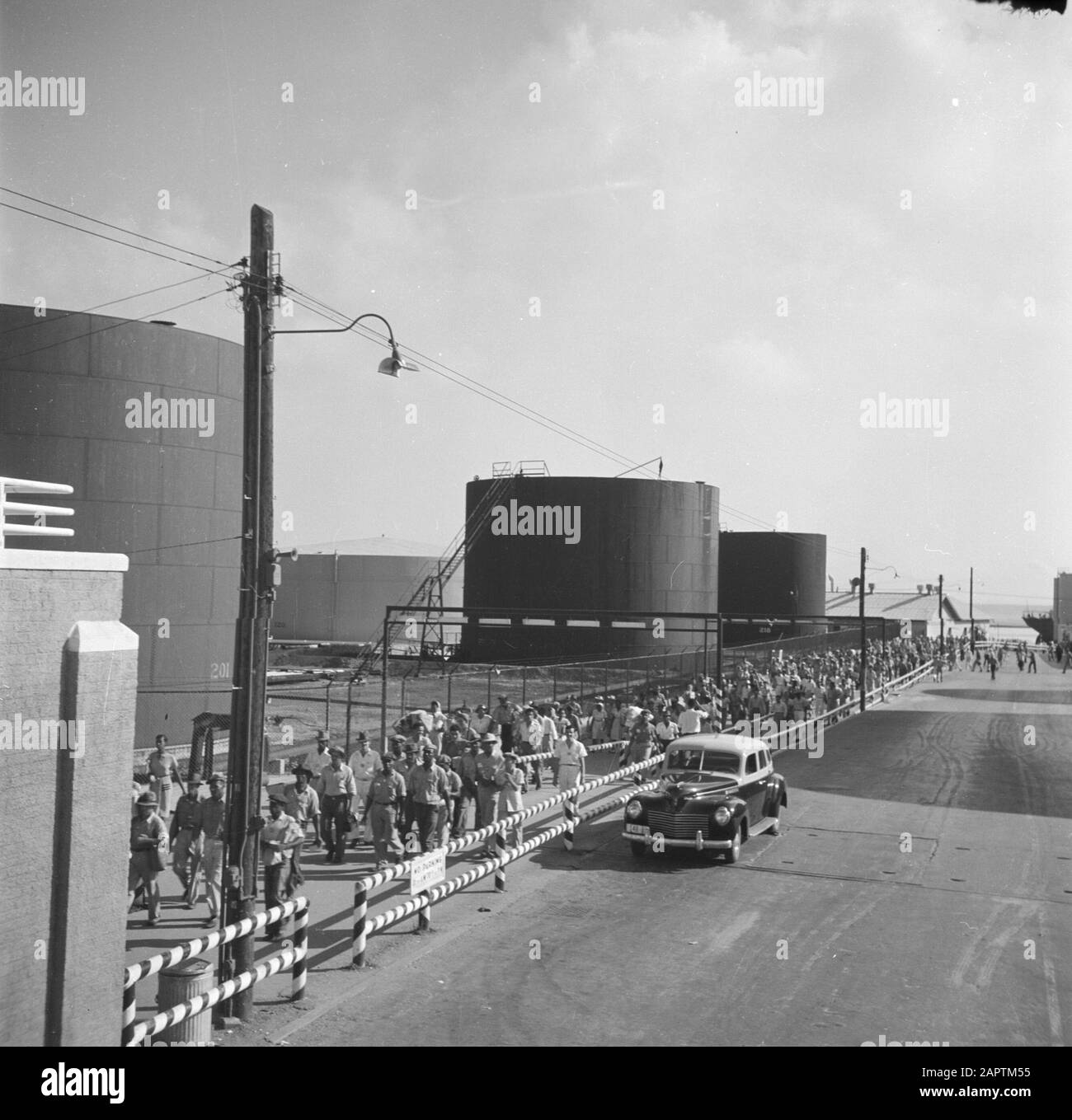 Reisen nach Suriname und zu den niederländischen Antillen Mitarbeiter verlassen die Lago Ölraffinerie in San Nicolas am Aruba Datum: 1947 Standort: Aruba, San Nicolas Schlüsselwörter: Raffinerien, Mitarbeiter Name Der Einrichtung: Lago Stockfoto