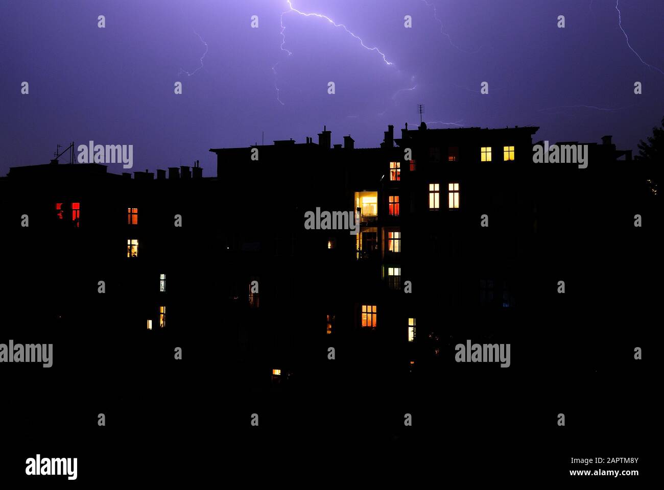 Nacht, Sturm, Regen, Stadt, Blitz, elektrische Ladung, Blitz, Streiks, Nacht in der Stadt, Stockfoto