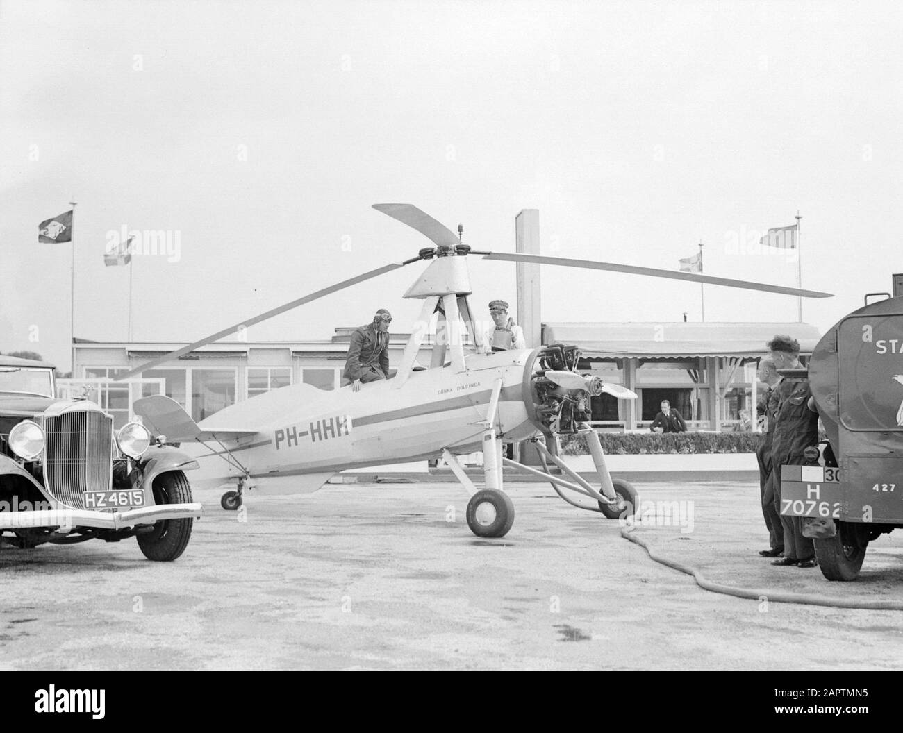 National Aviation School Holland Die Betankung der Cierva autogiro PH-HHHH (Donna Dulcinea) der niederländischen Flugschule in Rotterdam-Waalhaven. Anmerkung: Die niederländische Flugschule hatte ihren Sitz in Rotterdam-Waalhaven und Amsterdam Schiphol Datum: 1935 Standort: Rotterdam, Waalhaven Schlüsselwörter: Spezialflugzeuge, Mechaniker, Piloten, Flugschulungspersonal: Cierva, Juan de Stockfoto