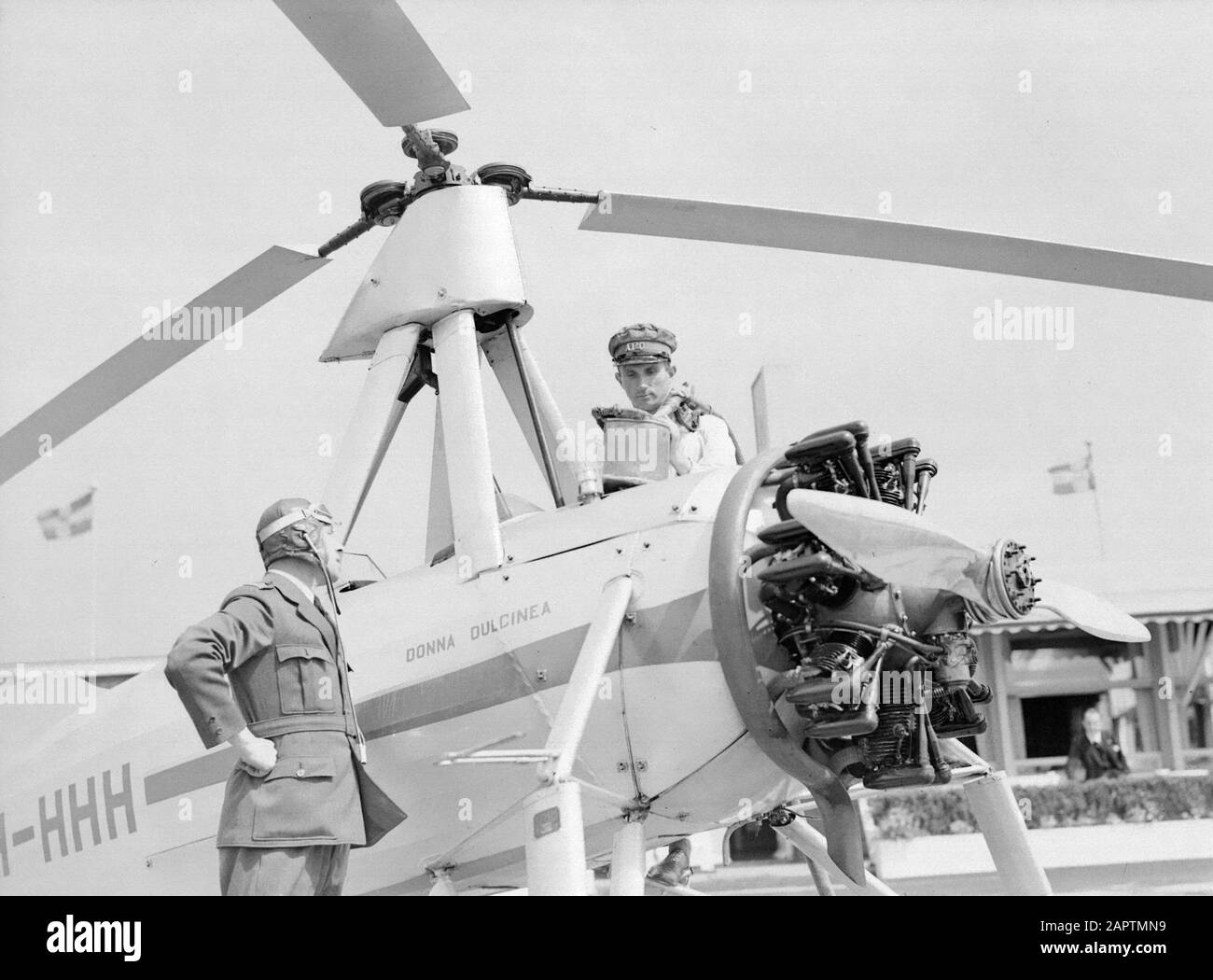 National Aviation School Holland Die Betankung der Cierva autogiro PH-HHHH (Donna Dulcinea) der niederländischen Flugschule in Rotterdam-Waalhaven. Anmerkung: Die Dutch Aviation School hatte ihren Sitz in Rotterdam-Waalhaven und Amsterdam Schiphol Datum: 1935 Ort: Rotterdam, Waalhaven Schlüsselwörter: Sonderflugzeuge, Mechaniker, Piloten Personenname: Cierva, Juan de Stockfoto