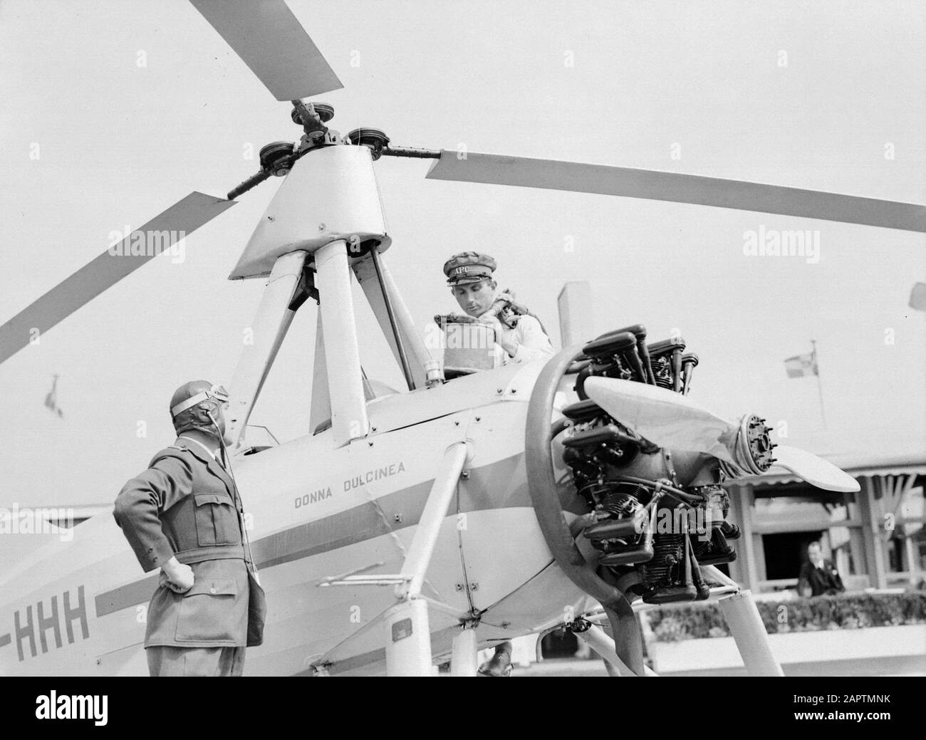 National Aviation School Holland Die Betankung der Cierva autogiro PH-HHHH (Donna Dulcinea) der niederländischen Flugschule in Rotterdam-Waalhaven. Anmerkung: Die Dutch Aviation School hatte ihren Sitz in Rotterdam-Waalhaven und Amsterdam Schiphol Datum: 1935 Ort: Rotterdam, Waalhaven Schlüsselwörter: Sonderflugzeuge, Piloten, Flugtraining Personenname: Cierva, Juan de Stockfoto