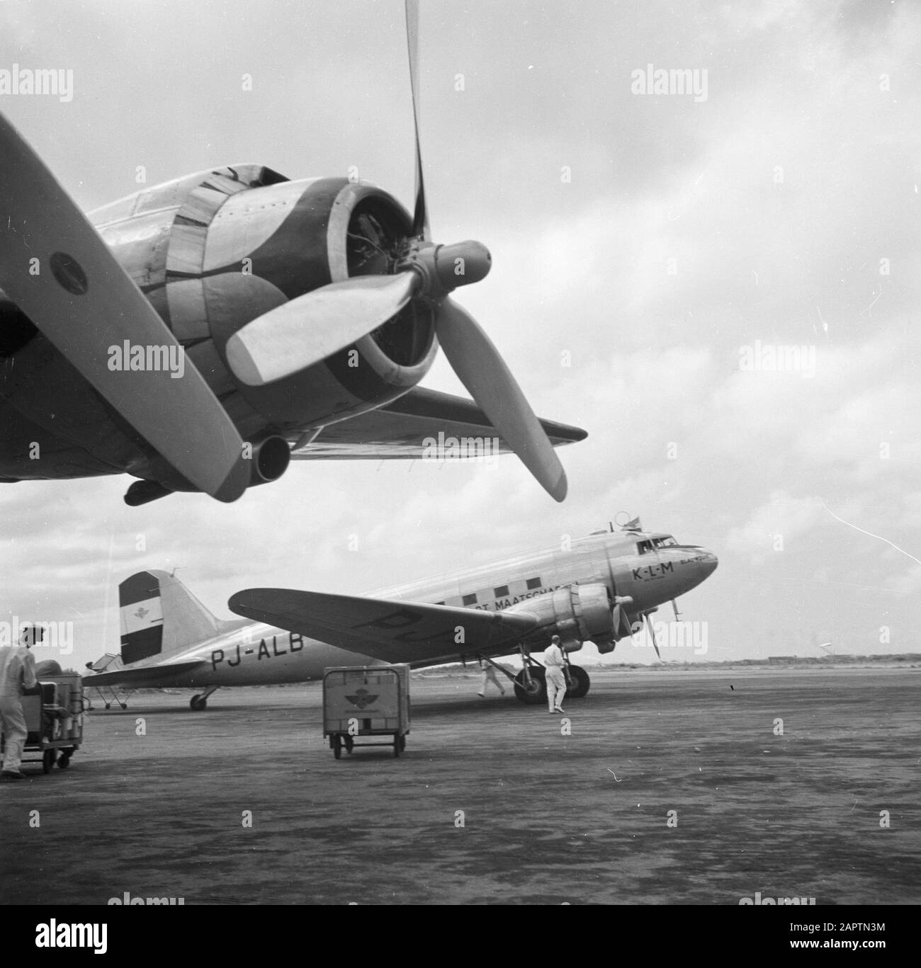 Reisen nach Suriname und zu den niederländischen Antillen Aruba Airport Datum: 1947 Ort: Aruba Schlagwörter: Flugzeuge, Flughäfen Name Der Einrichtung: Dakota Stockfoto