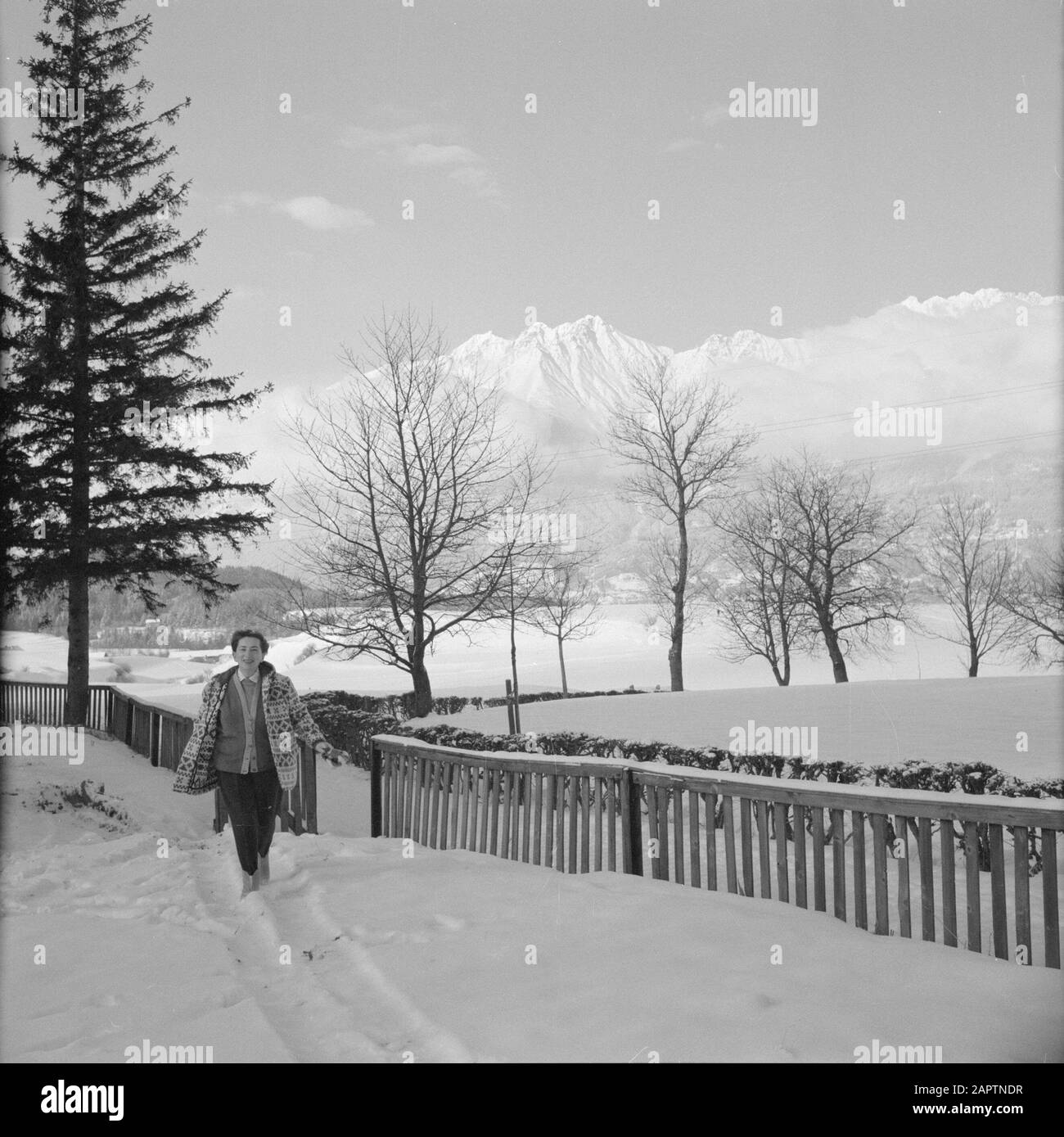 Winter in Tyrol Hilde Eschen geht im Schnee bei Sistrans mit im Hintergrund die Karwendelberge Datum: Januar 1960 Standort: Österreich, Sistrans, Tyrol Schlüsselwörter: Berge, Landschaften, Schnee, Ferien, Wandern, Winter persönlicher Name: Echen, Hilde Stockfoto