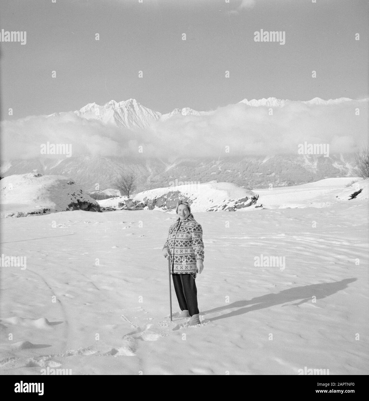 Winter in Tyrol Hilde Eschen posiert im Schnee mit im Hintergrund die Karwendelberge Datum: Januar 1960 Ort: Österreich, Sistrans, Tyrol Schlüsselwörter: Berge, Landschaften, Schnee, Urlaub, Wandern, Winter persönlicher Name: Echen, Hilde Stockfoto
