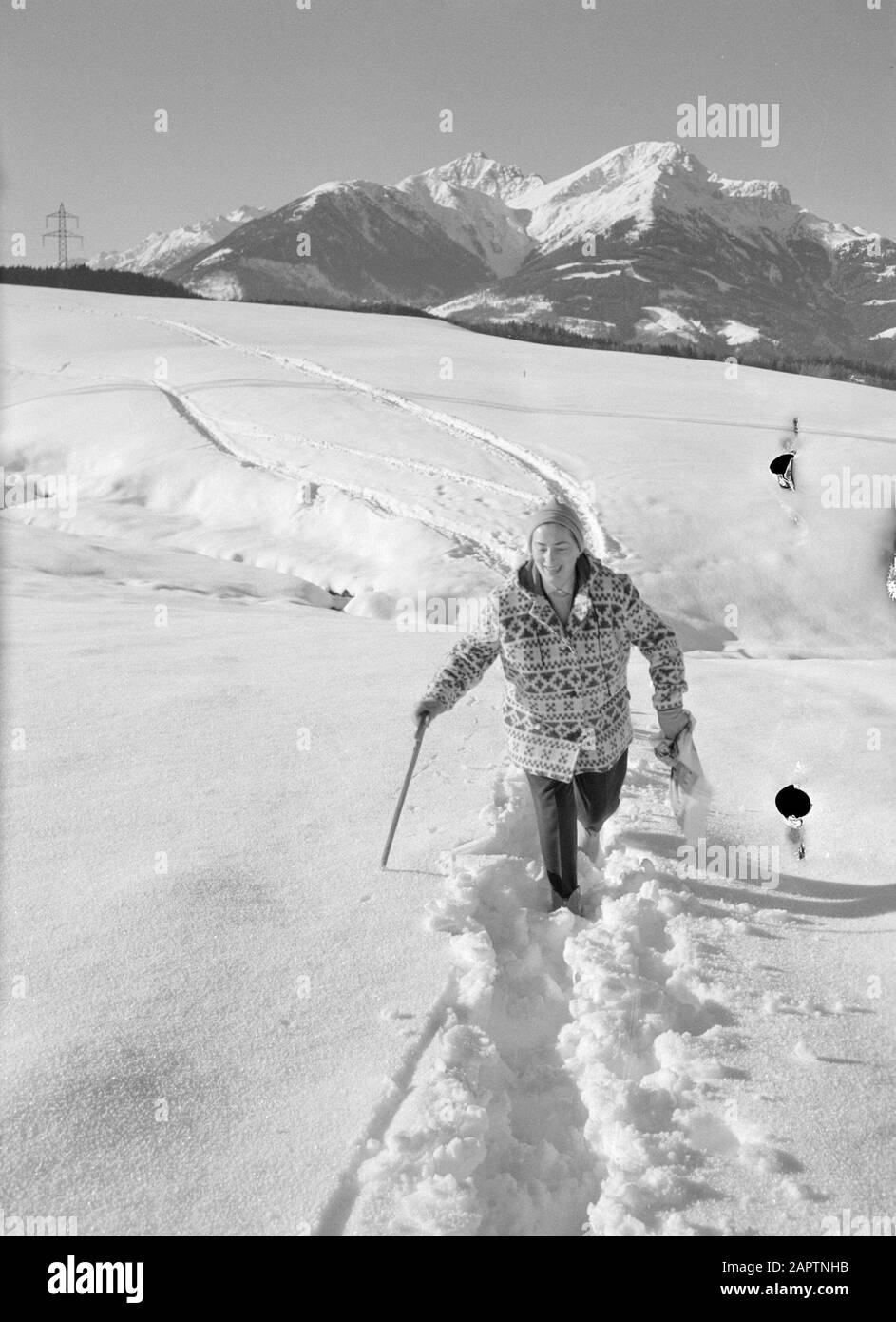 Winter in Tyrol Hilde Eschen geht im Schnee mit im Hintergrund die Karwendelberge Datum: Januar 1960 Standort: Österreich, Sistrans, Tyrol Schlüsselwörter: Berge, Landschaften, Schnee, Urlaub, Wandern, Winter persönlicher Name: Echen, Hilde Stockfoto