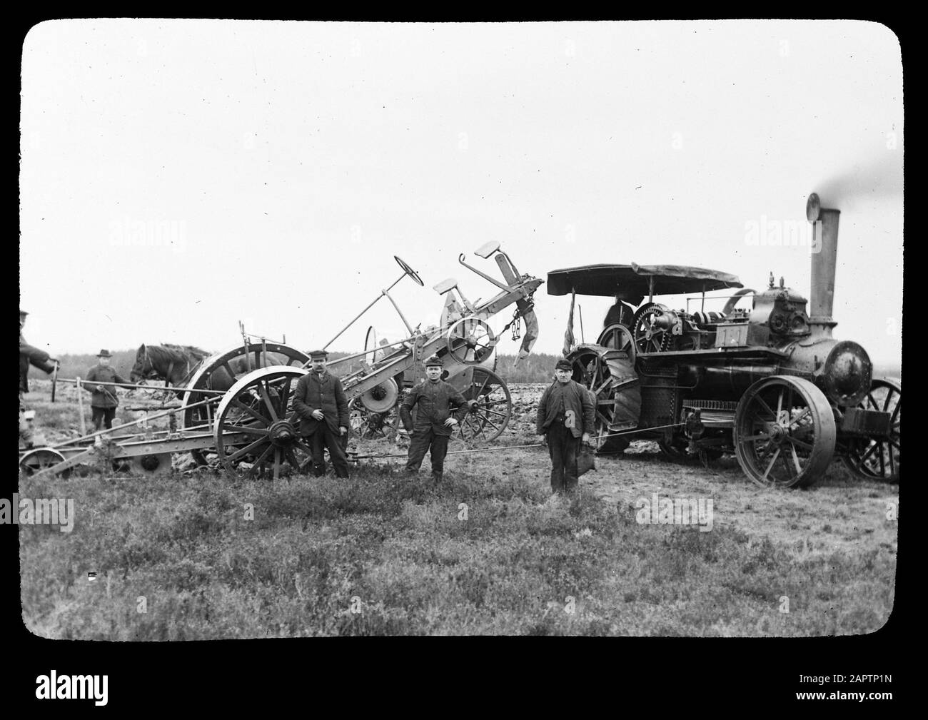 Locomobiel Steam Crew///Date: Undatierte Schlüsselwörter: Bodenbearbeitung Stockfoto