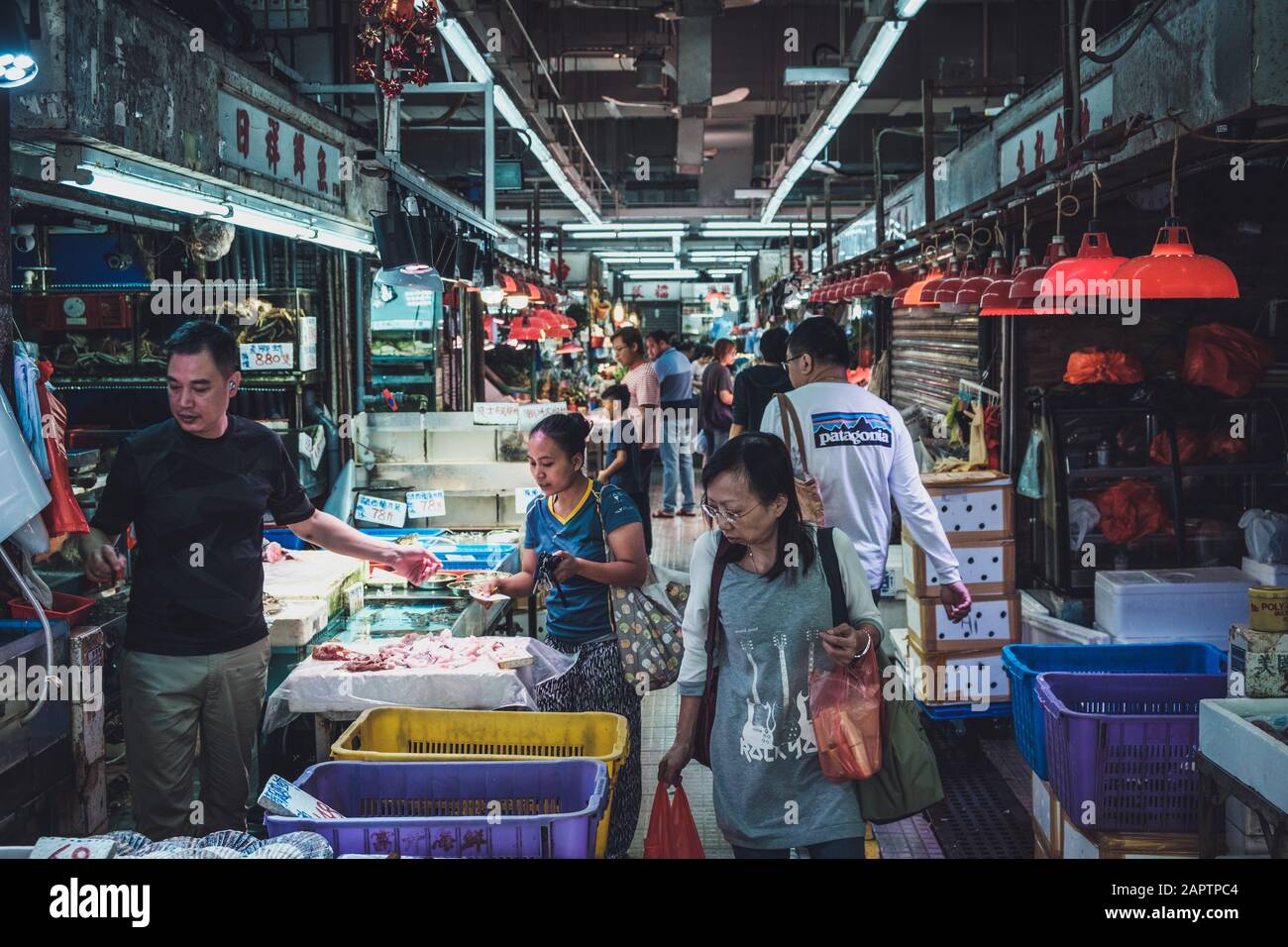 Hongkong - November 2019: Menschen kaufen und verkaufen Fisch auf dem Fischmarkt in Hongkong Stockfoto