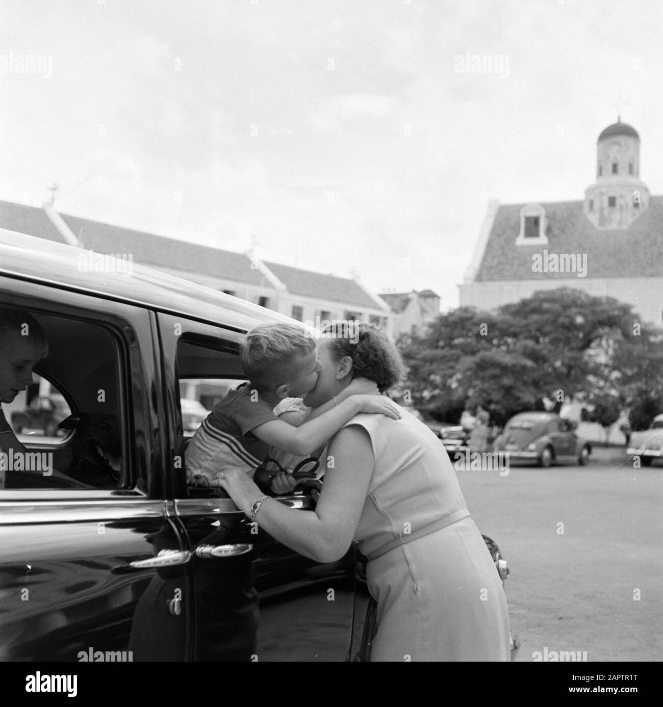 Niederländische Antillen und Suriname zur Zeit des königlichen Besuchs von Königin Juliana und Prinz Bernhard im Jahre 1955 Huib Struycken, Sohn des Gouverneurs, mit seiner Mutter auf dem Platz von Fort Amsterdam Datum: Oktober 1955 Ort: Curaçao, Willemstad Schlüsselwörter: Auto, Kinder, Frauen persönlicher Name: Struycken, Huib, Struycken-Feldbrüdge, M. Stockfoto