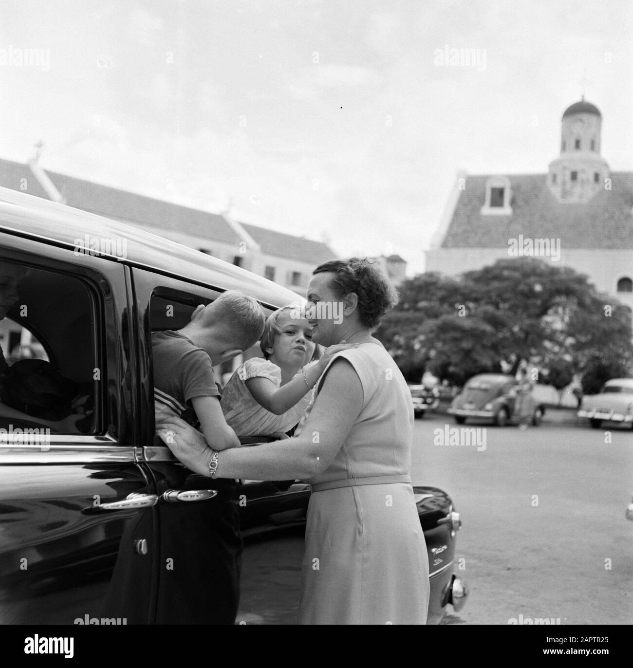 Niederländische Antillen und Suriname zur Zeit des königlichen Besuchs von Königin Juliana und Prinz Bernhard im Jahre 1955 Huib und Pia Struycken, Kinder des Gouverneurs, mit ihrer Mutter auf dem Platz von Fort Amsterdam Datum: Oktober 1955 Ort: Curaçao, Willemstad Schlüsselwörter: Auto, Kinder, Frauen persönlicher Name: Struycken, Huib, Struycken, Pia, Struycken-Feldbrüdge, M.Th.J.M. Stockfoto
