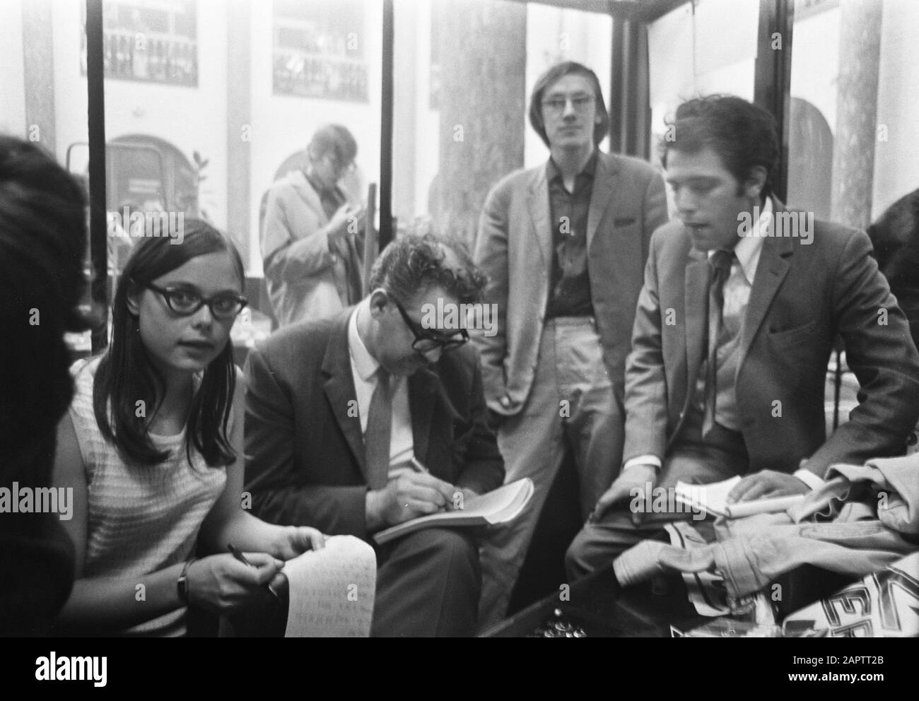 Im Saal des Virgin House bereitet man sich auf die Nacht Virgin House Datum: 16. Mai 1969 Schlagwörter: Berufe, Studenten Institutionenname: Virgin House Stockfoto