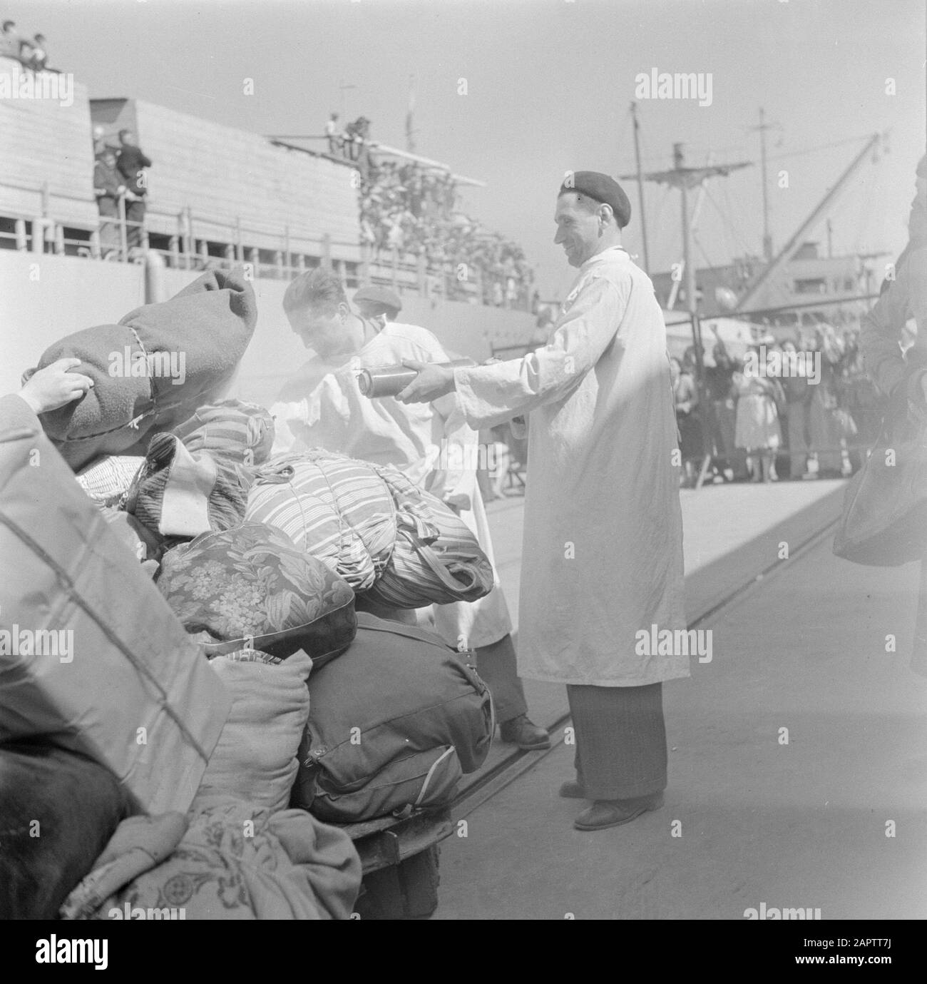 Israel 1948-1949 Im Hafen von Haifa wird das Gepäck der Auswanderer (Öl) von Bord des Transportschiffs Bulgarien entfernt und sofort von Männern in weißen Mänteln mit DDT desinfiziert Datum: 1948 Ort: Haifa, Israel Schlagwörter: Gepäck, Auswanderer, Hafenpersonal, Häfen, Desinfektion, Versand, Transportmittel Stockfoto