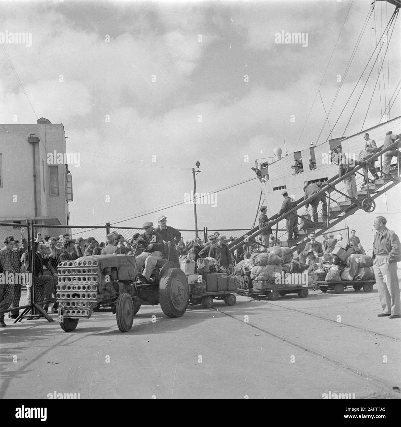 Israel 1948-1949 Im Hafen von Haifa wird das Gepäck der Auswanderer (Öl) vom Träger Bulgarien entfernt Datum: 1948 Ort: Haifa, Israel Schlagwörter: Gepäck, Auswanderer, Häfen, Schiffahrt, Traktoren, Transportmittel Stockfoto