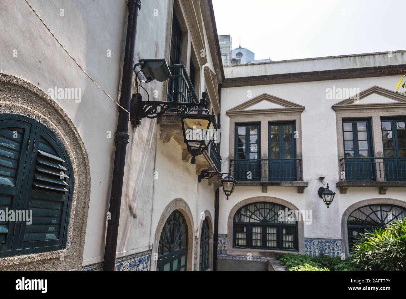 Chinesisches Innenhoffenster. Außenansicht des historischen, reichen Mandarinhauses in Macau, China. Stockfoto