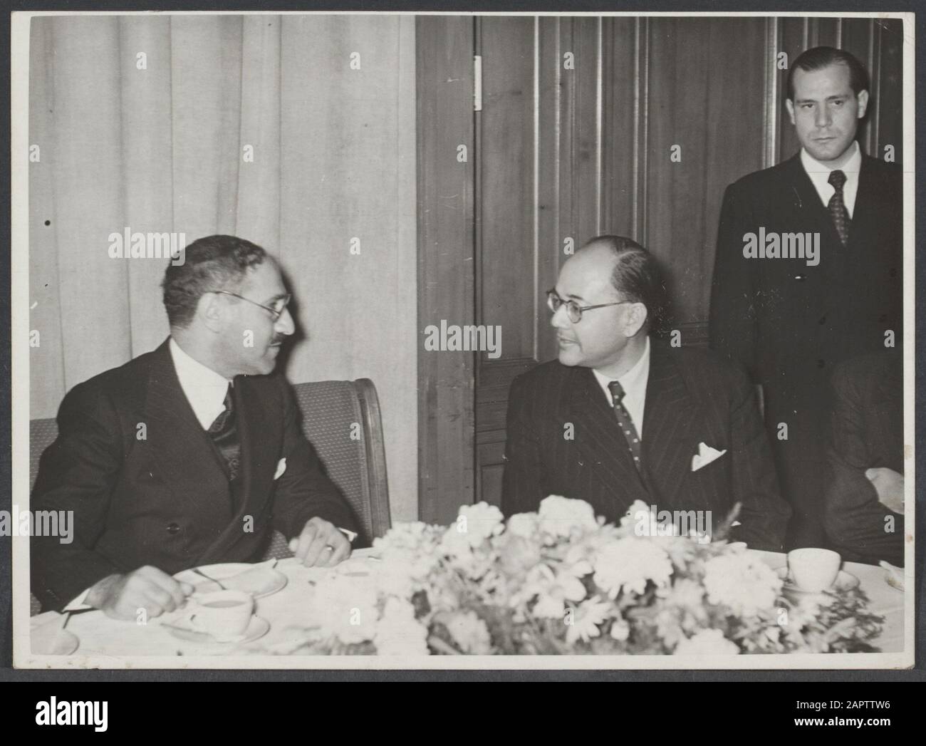 Im Haus der Flieger in Berlin organisierte die Islamische Gemeinschaft eine Demonstration, bei der das Schicksal der indianischen und arabischen Völker und die Notwendigkeit einer engeren Kampfgemeinschaft zwischen den beiden Völkern betont wurde. Dort sprachen der indische Freiheitskämpferin Subash Chandra Bose (rechts) und der irakische Premierminister Raschied Ali el Gailani (links) und der deutsche Staatssekretär für Auswärtige Angelegenheiten, Keppler (nicht auf dem Foto); Im Haus der Flieger in Berlin betont der Islamische eine Manifestation das Schicksal der indianischen und arabischen Völker und die Notwendigkeit einer engeren Kampfgemeinschaft betw Stockfoto