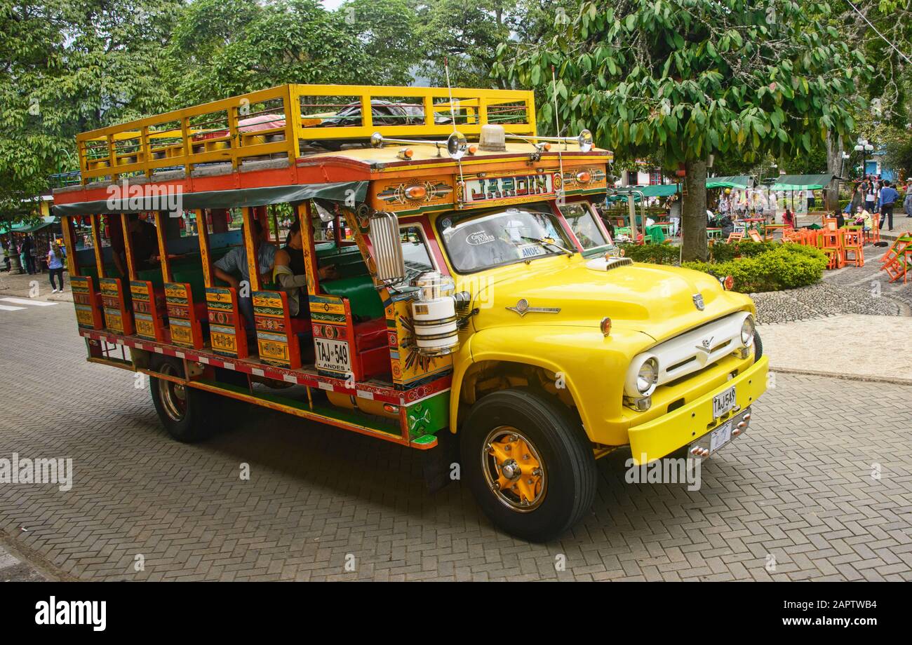 Chiva-Bus auf der hauptplatz des farbenfrohen Jardin, Antioquia, Kolumbien Stockfoto