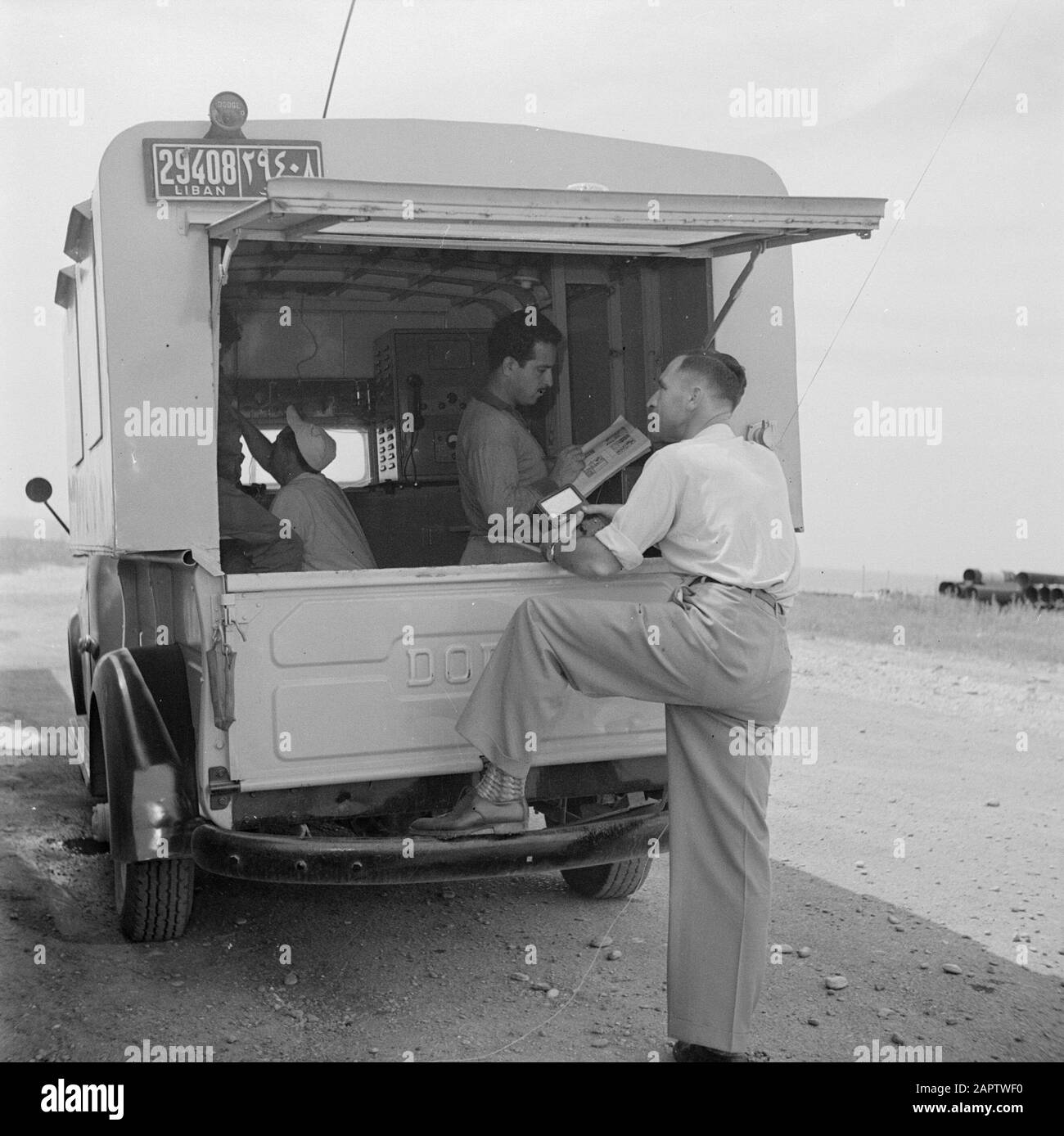 Naher Osten 1950-1955: Libanesische Inspektionsteam am Tap-Line-Ölterminal in der Nähe von Saida. Jimmy Nobbel Datum: 1950 Ort: Libanon Schlüsselwörter: Autos, Steuerungen, Installationen, Terminals Personenname: Nobbel, Jimmy Stockfoto