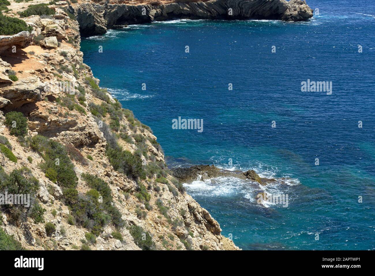 Schöne Felsküste am Meer mit blauem sauberem Wasser ohne Menschen. Luftbild, Insel Ibiza, Spanien Stockfoto