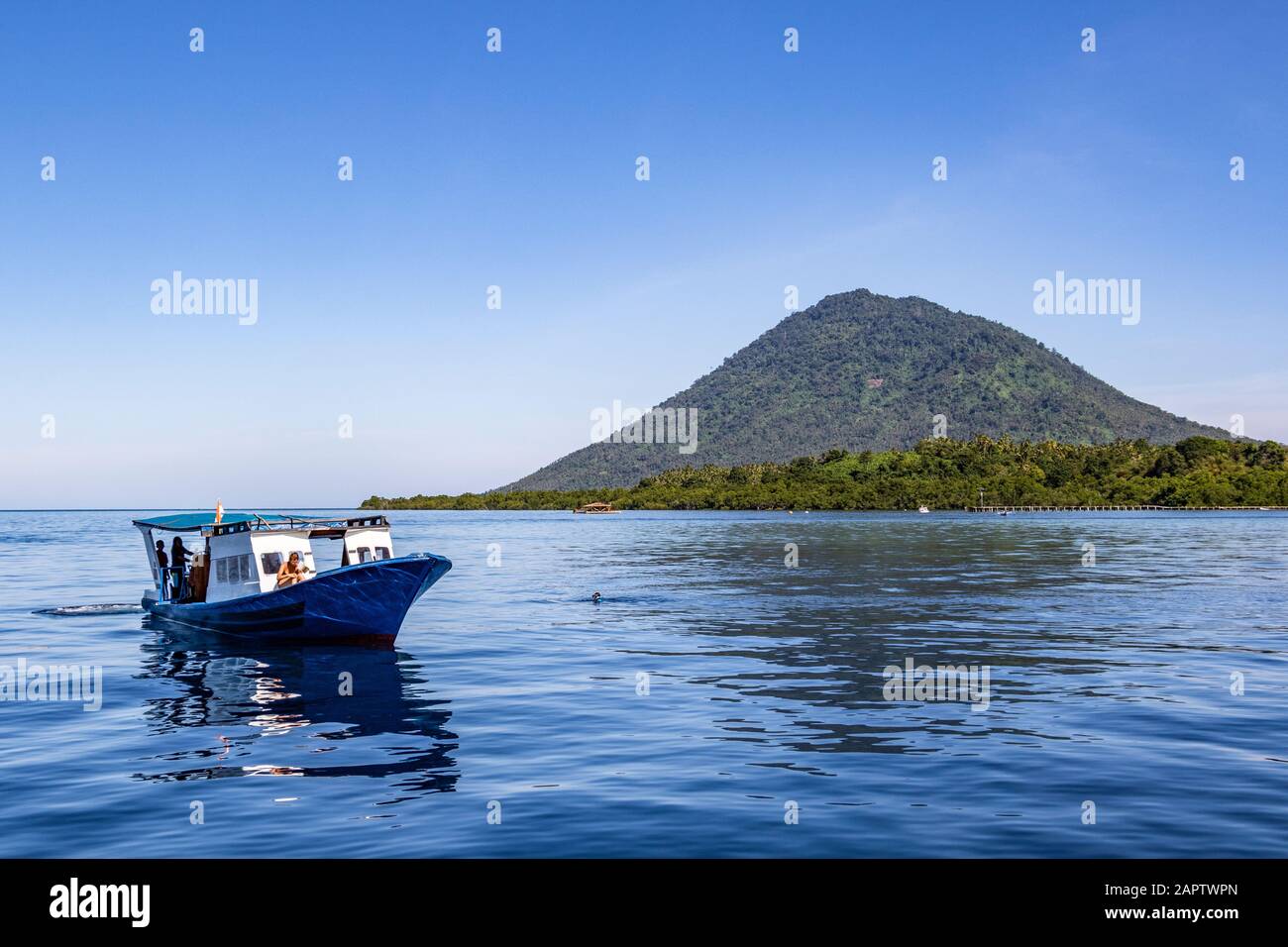 Tauchboot mit Manado Tua im Hintergrund, Bunaken National Marine Park; Nord Sulawesi, Indonesien Stockfoto