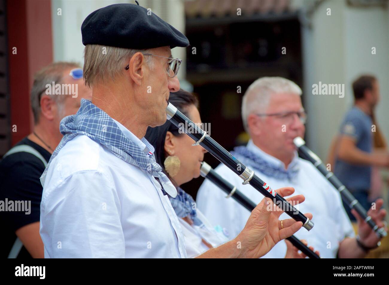 Espelette, Baskisch, Frankreich - 27. Oktober 2019: Eine Gruppe von Musikern spielt Musikinstrumente auf einem Festival in Frankreich. Traditionelles französisches Beret Stockfoto