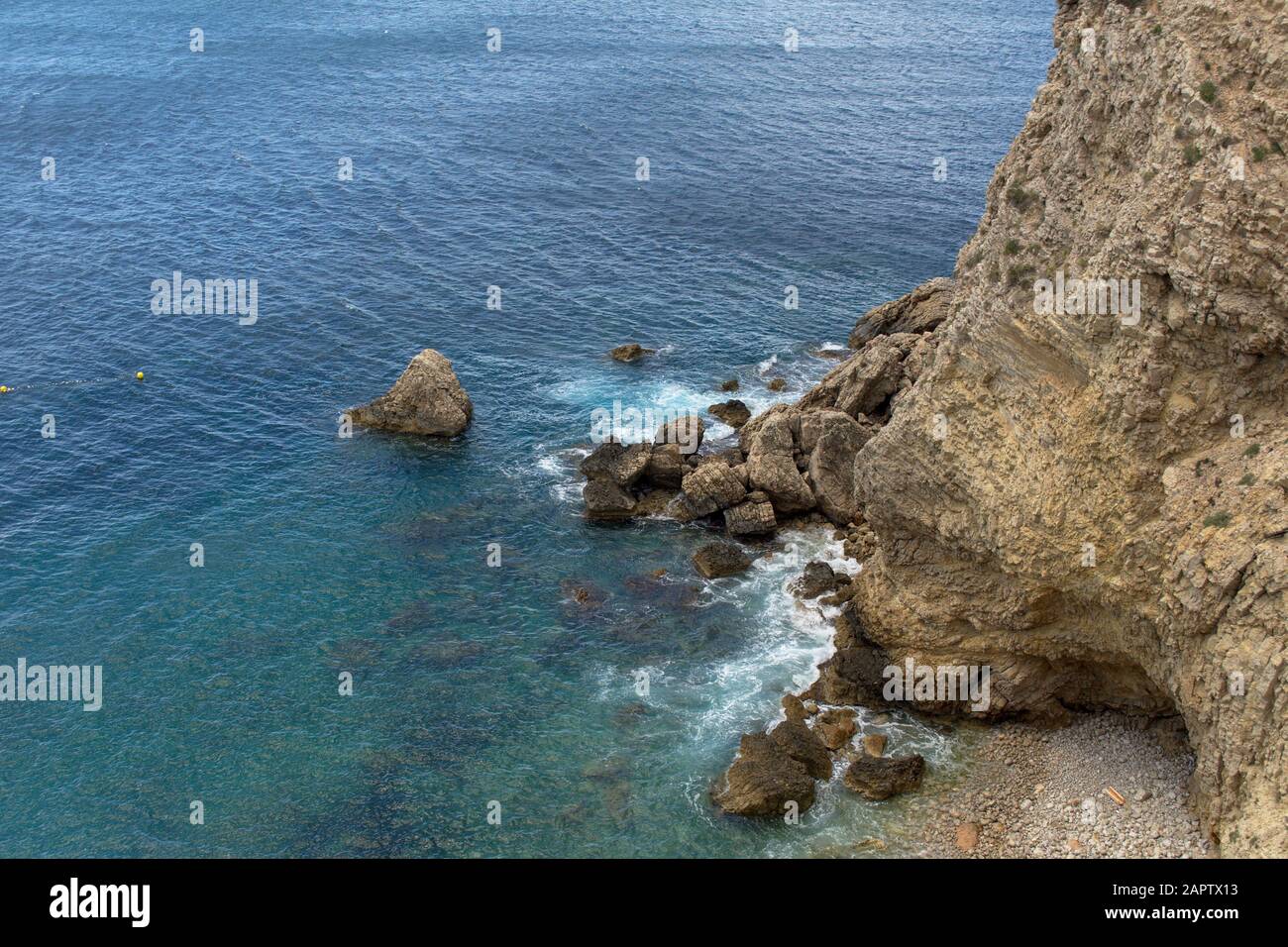 Schöne Felsküste am Meer mit blauem sauberem Wasser ohne Menschen. Insel Ibiza, Spanien Stockfoto
