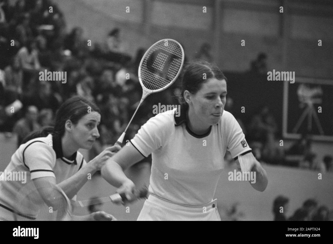 Internationale Meisterschaften Badminton in Beverwijk; Damendoppel: Marjan Luesken (links) und Joke van Beusekom (rechts) in Aktion Datum: 14. Februar 1976 Ort: Beverwijk Schlagwörter: Badminton persönlicher Name: Beusekom, Joke van, Luesken, Marjan, Ridder-Luesken, Marjan Stockfoto