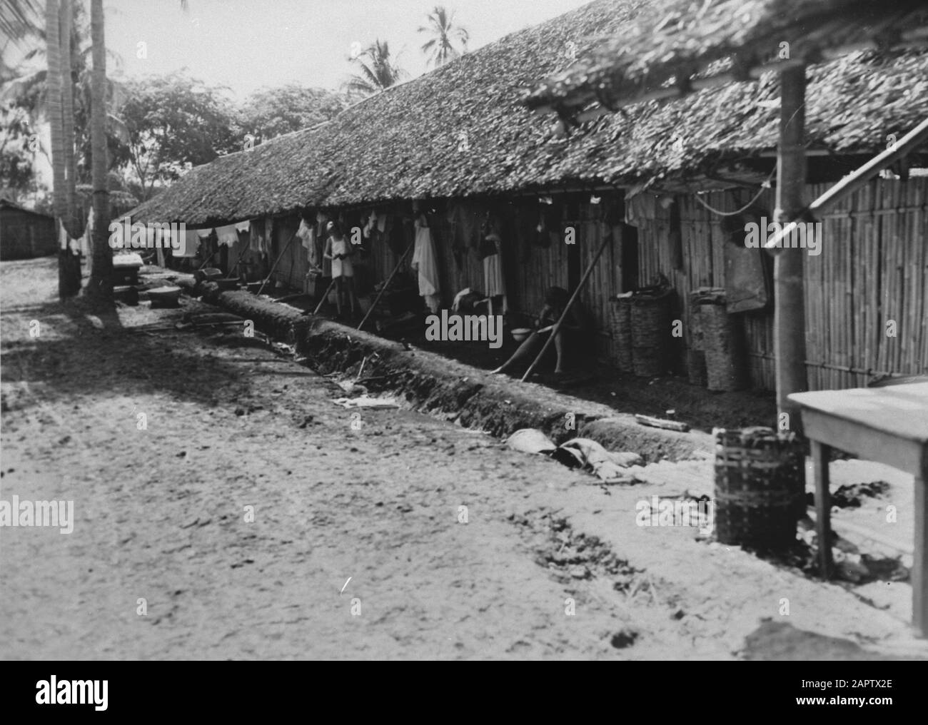 Internierungslager Kampong Makassar (Jakarta) während der japanischen Besetzung der niederländischen Ostindien Datum: Oktober 1945 Ort: Batavia, Indonesien, Jakarta, Niederländisch-Ostindien Stichwörter: Häuser, Interneringskampen, Kampongs, Überseegebiete, Zweiter Weltkrieg Stockfoto