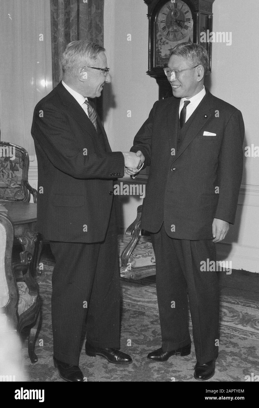 Premierminister De Quay begrüßt den japanischen Premierminister; Stockfoto