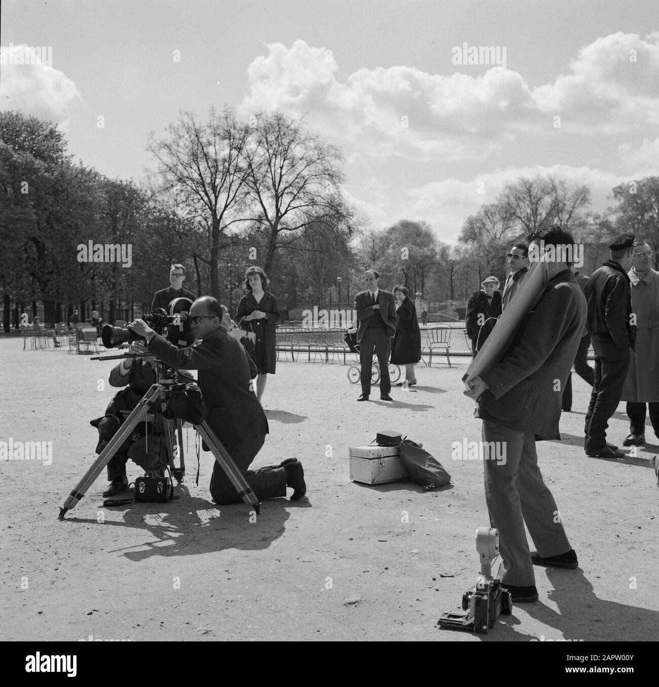 Pariser Bilder [Paris Street Life] japanische Filmcrew im Le Jardin des Tuileries Datum: 1965 Ort: Frankreich, Paris Schlagwörter: Filmausrüstung, Filmaufnahmen, Parks, Gärten Stockfoto