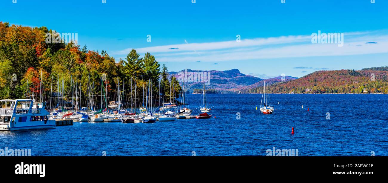 Boote, die in einem Hafen in der Stadt Mont-Tremblant an der Küste eines Sees anlegen, Laurentian Mountains; Mount-Tremblant, Quebec, Kanada Stockfoto