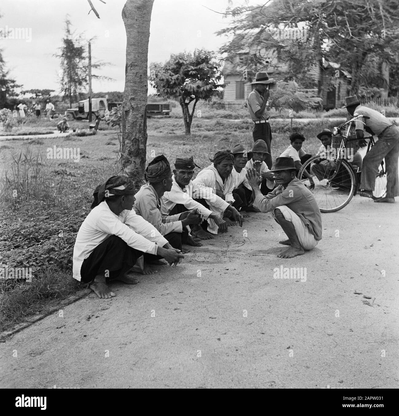 Reise nach Suriname und zu den niederländischen Antillen Javanische Männer in New Nickerie Datum: 1947 Ort: Nickerie, Suriname Schlüsselwörter: Javaner, indigene Menschen Stockfoto