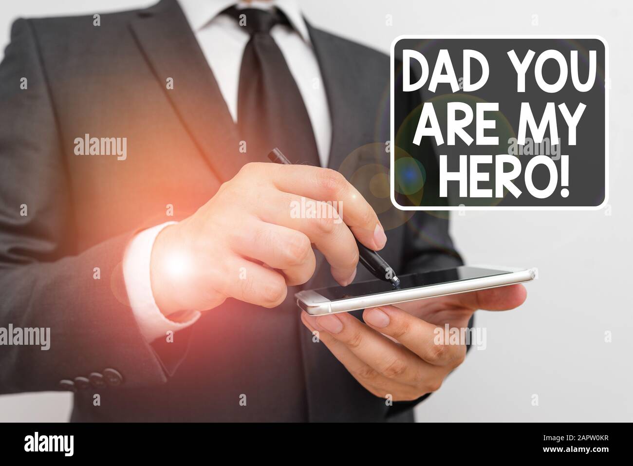 Hinweis zum Anzeigen von "Dad You Are My Hero". Geschäftskonzept für Bewunderung für Ihren Vater Liebe Gefühle Kompliment Mann Mensch tragen formale Arbeit Anzug ho Stockfoto