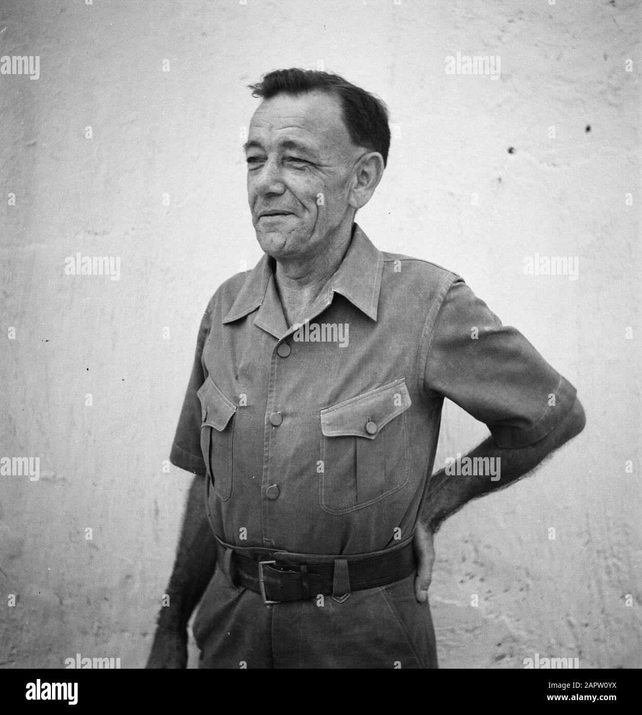 Deutsche Rauter und Philipse J.F.W. Rautert Anmerkung: [Porträt eines gefangenen Deutschen] Das Ist wahrscheinlich ein Besatzungsmitglied eines deutschen U-Boots aus der Kriegsmarine. Einige von ihnen kämpften auf indonesischer Seite.] Datum: August 1948 Ort: Indonesien, Niederländisch-Ostindien Stockfoto