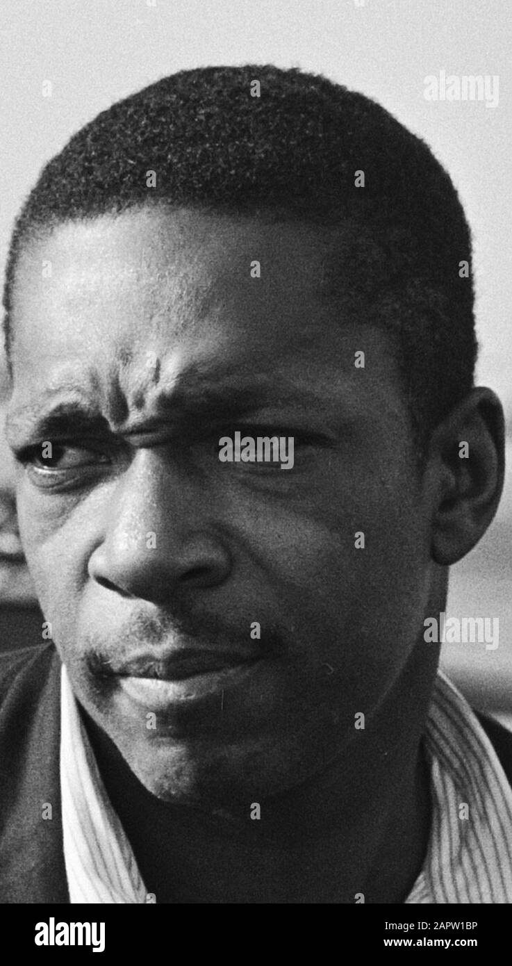 Porträt von John Coltrane; der amerikanische Jazzsaxophonist John Coltrane kam in Schiphol an.; Stockfoto