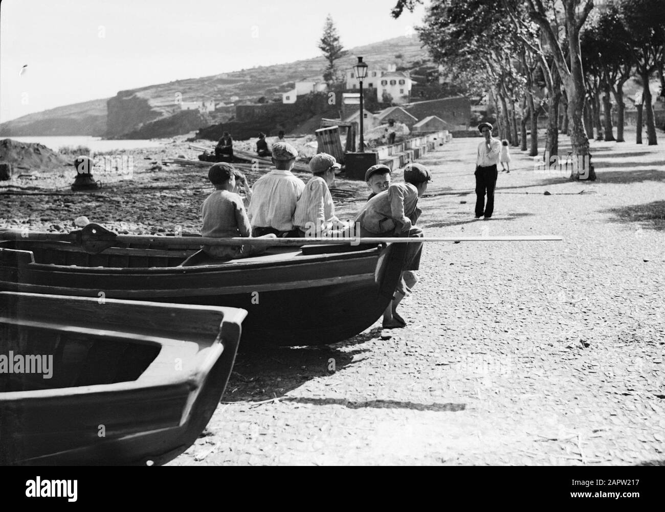 Madeira Boys auf einem Fischerboot an einer Küstenpromenade, wahrscheinlich in Funchal Datum: 1934 Ort: Madeira, Portugal Schlüsselwörter: Küste Stockfoto