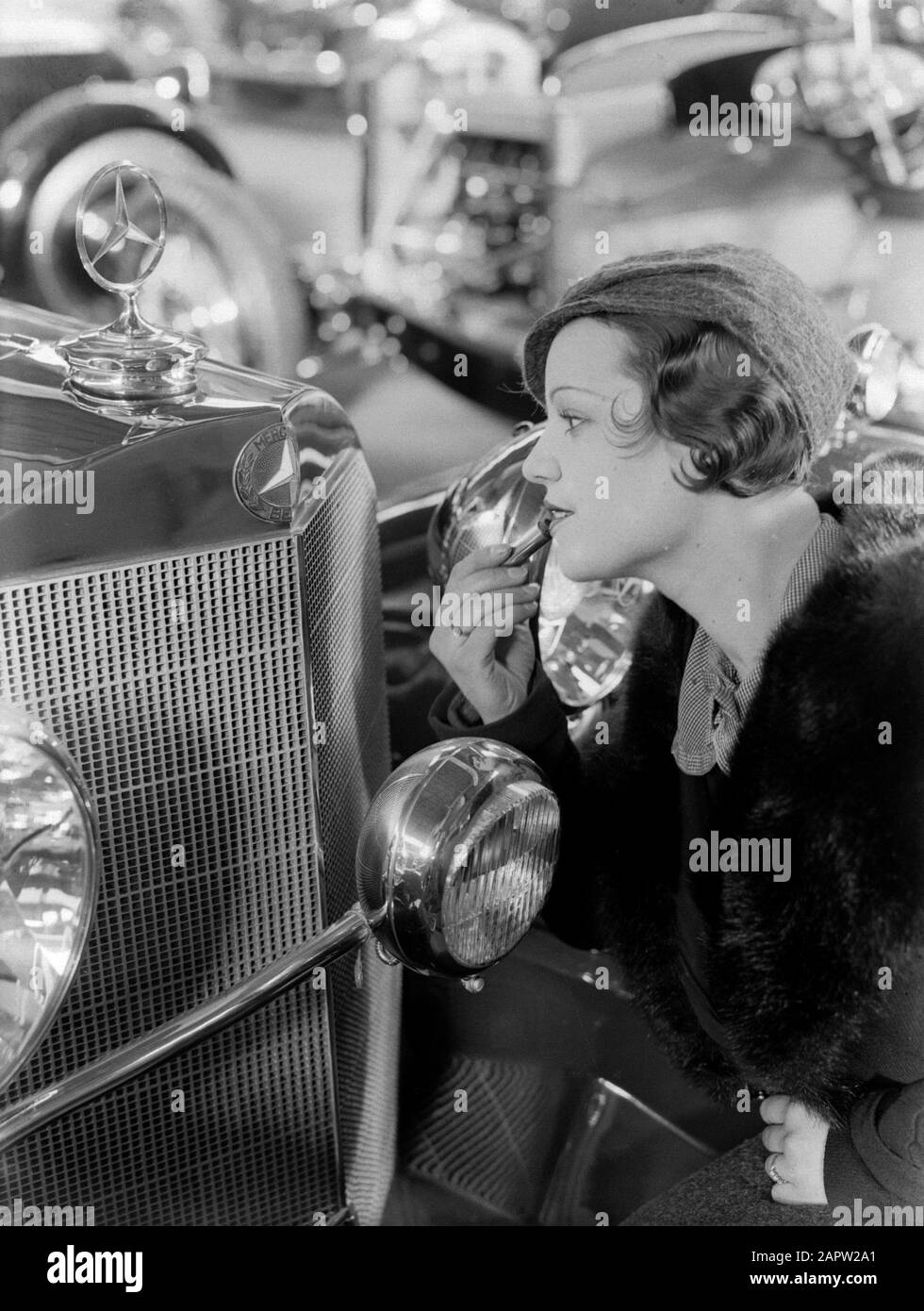 Jopie Lunette bei einem Mercedes Datum: 1933 Schlagwörter: Auto, Frauen Stockfoto