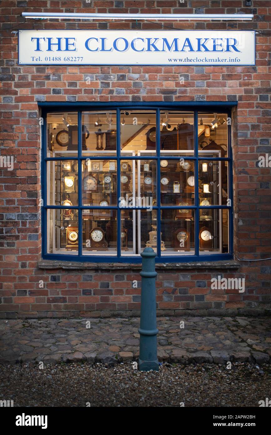 Ein traditionelles Schaufenster des Uhrmachers in der Berkshire marktstadt, Hungerford, Großbritannien. Stockfoto
