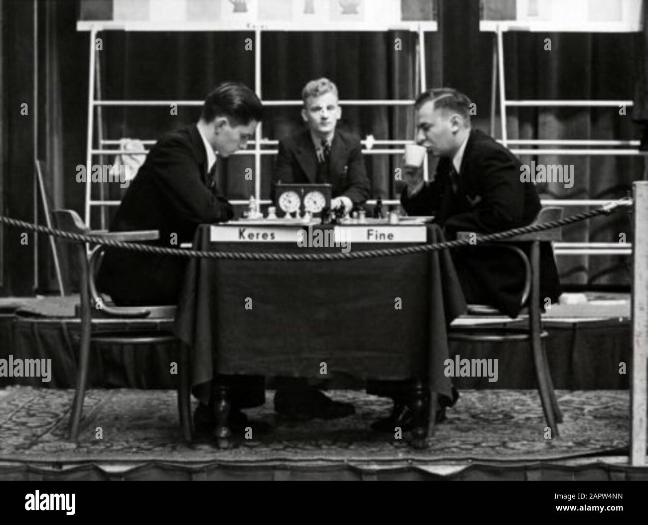 Schach. Die Entscheidung im AVRO-Masterstudiengang im Amstelhotel Amsterdam fällt am 27. November 1938, oder die Entscheidung fällt nicht, weil das Spiel unentschieden endet und sie damit gleich enden. Links: Paul Keres und die American Reuben Fine [1914-1993]. Stockfoto